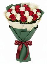 Букет Микс из красных и белых роз в Нижнем Тагиле