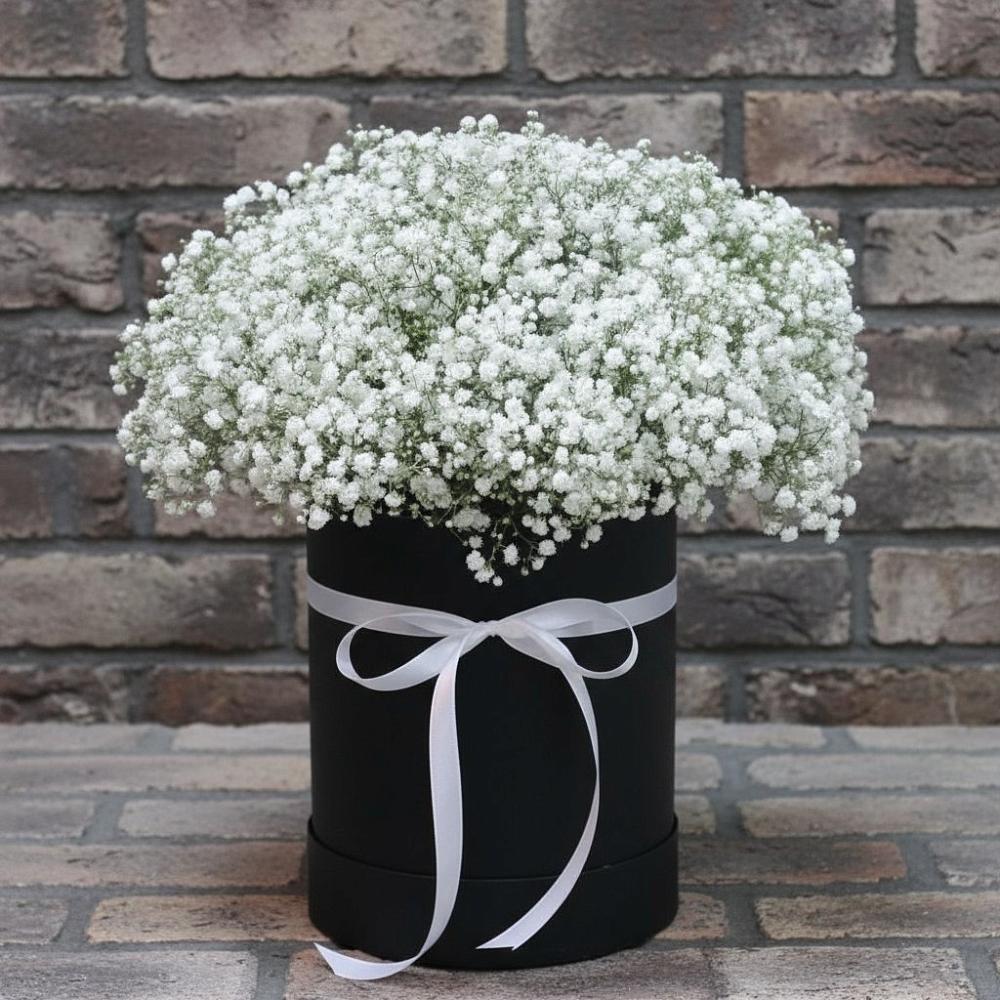 Цветочная композиция из Гипсофила в шляпной коробке в Нижнем Тагиле