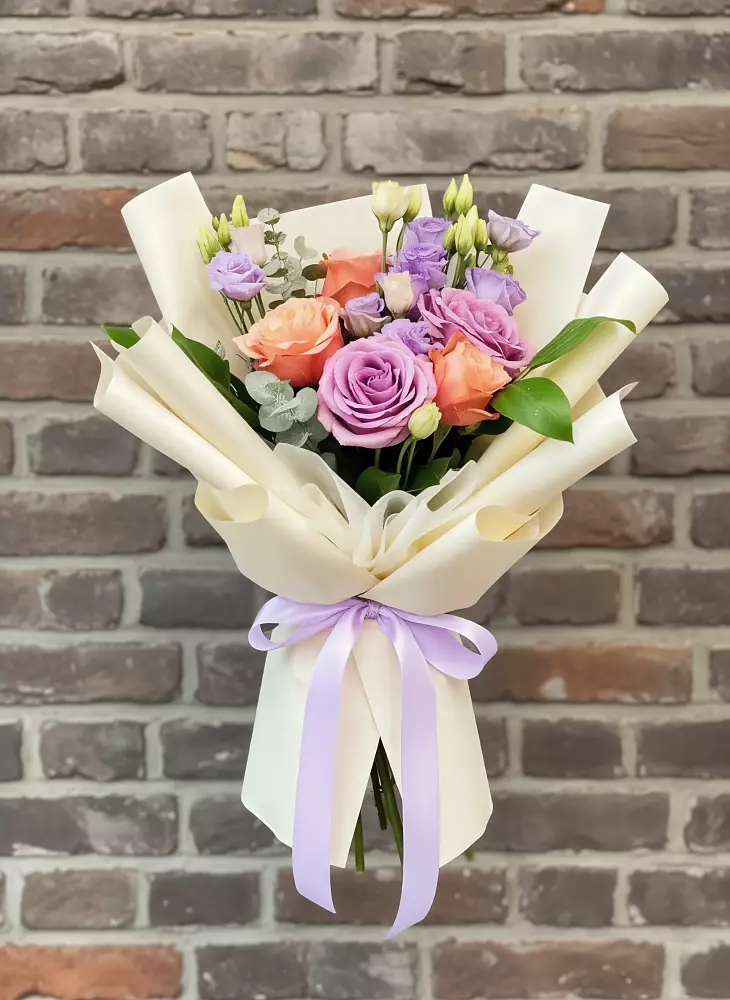 Букет цветов из: Лизиантусы и Розы в Нижнем Тагиле