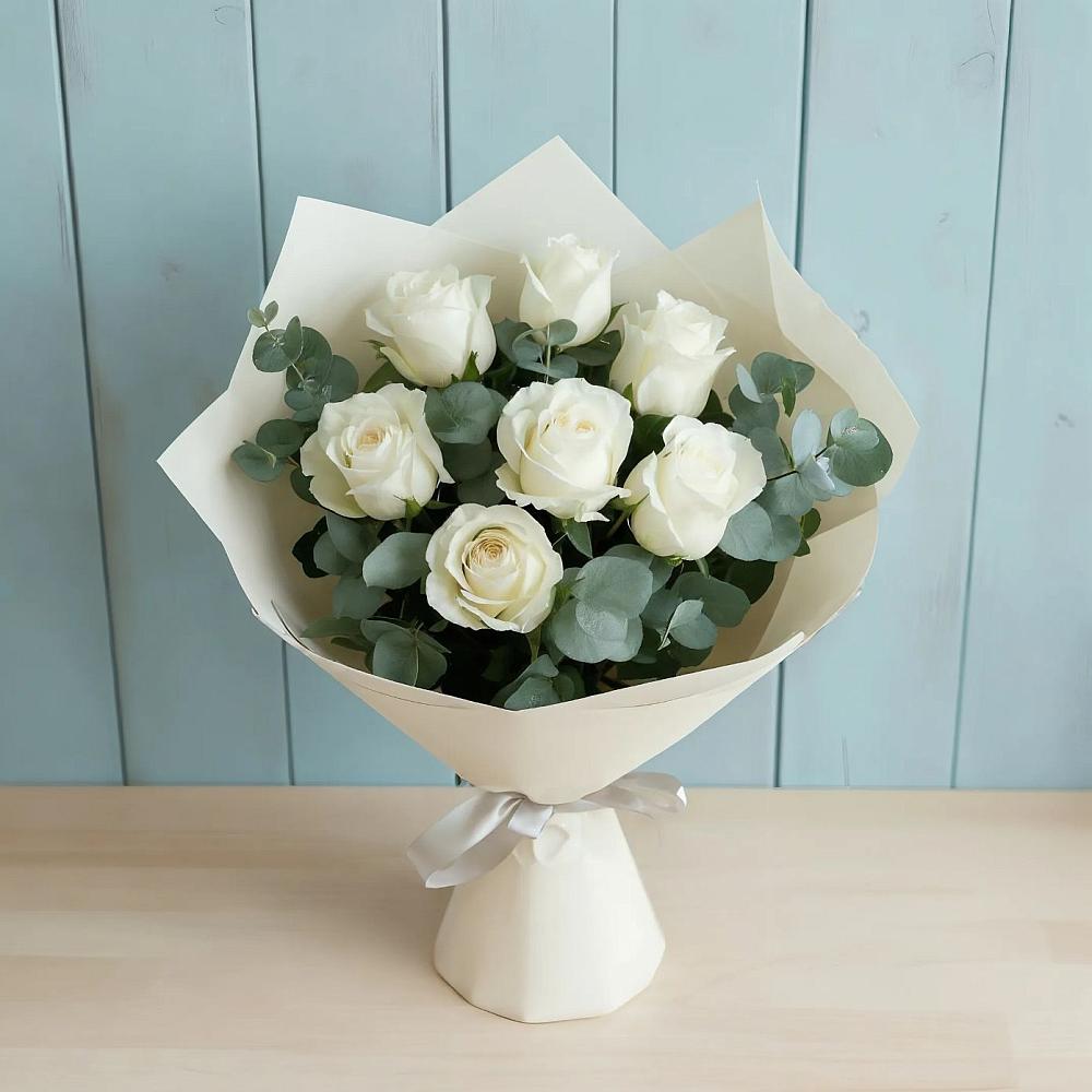 Букет Белые розы в Эвкалипте в Нижнем Тагиле
