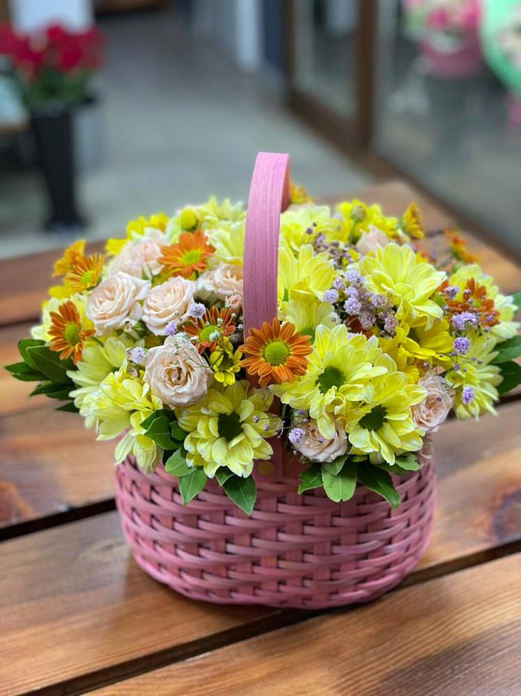 Цветочная композиция из Хризантемы и Розы в корзине в Нижнем Тагиле