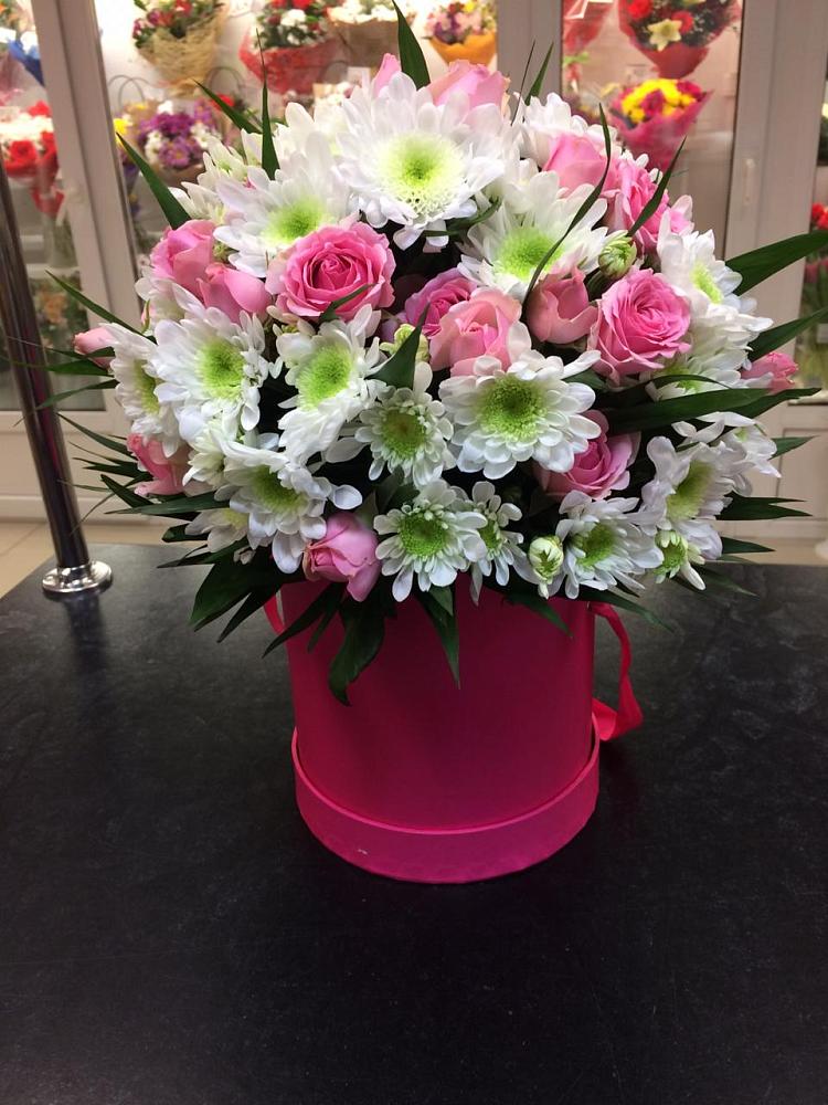 Цветочная композиция из Розы и Хризантемы в шляпной коробке в Нижнем Тагиле