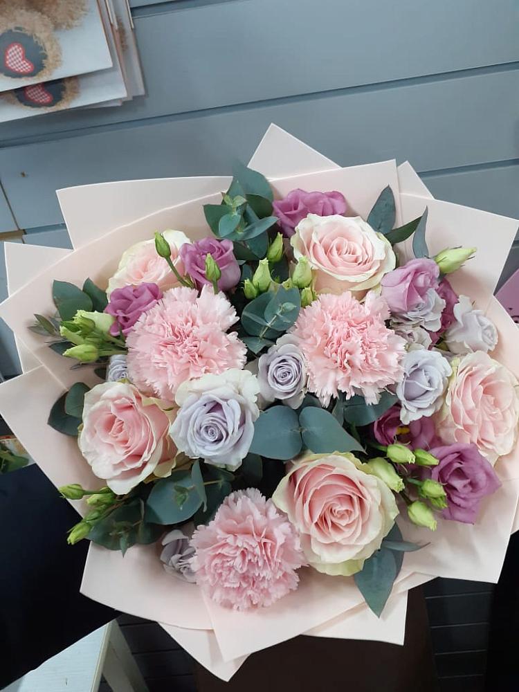 Букет цветов из: Розы, Гвоздики и Лизиантусы в Нижнем Тагиле