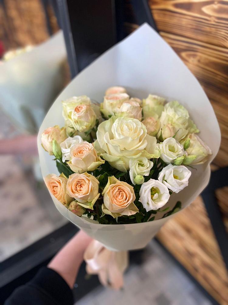 Букет цветов из: Розы и Лизиантусы в Нижнем Тагиле